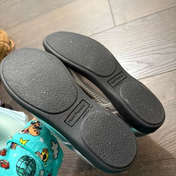 Hush Puppies Women’s 5 Wide Silver Metallic Mary Jane Shoes - Picture 3 of 5